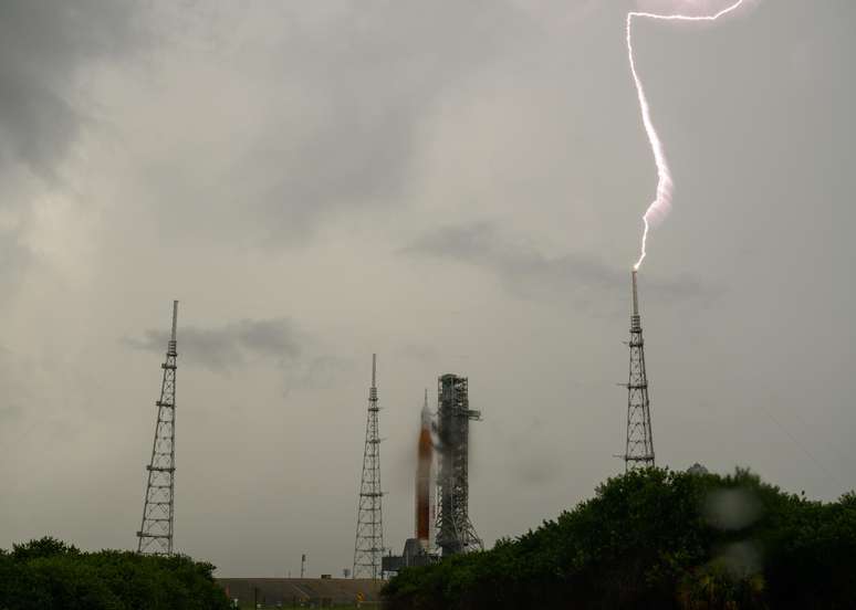 O sistema de proteção contra raios Launch Pad 39B ao redor do foguete da missão Artemis I conseguiu proteger a base de lançamento