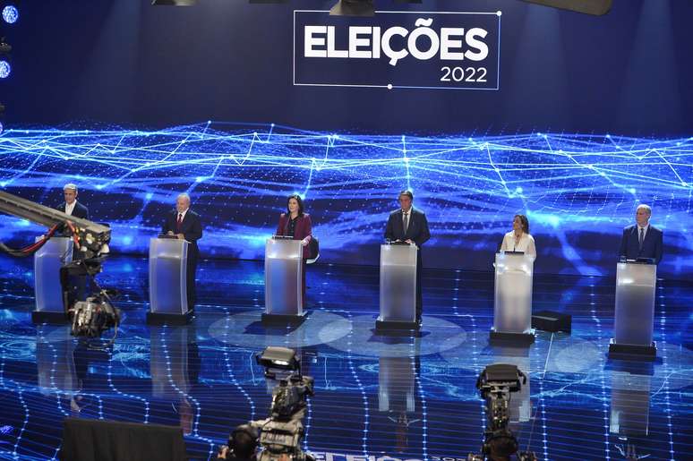 Debate é marcado por troca de farpas, ataques às mulheres e candidatos exaltados