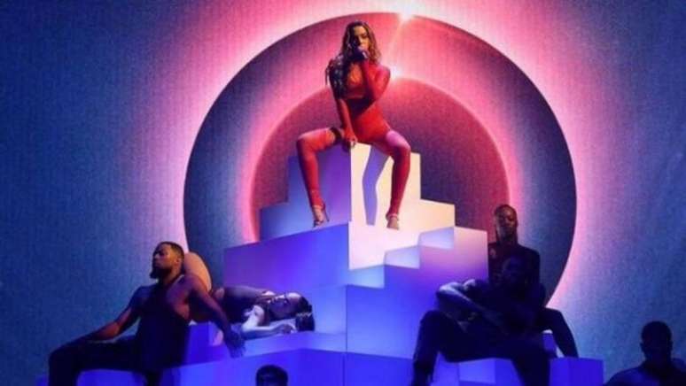 Anitta fez história ao ser a primeira brasileira a cantar no palco do VMA.