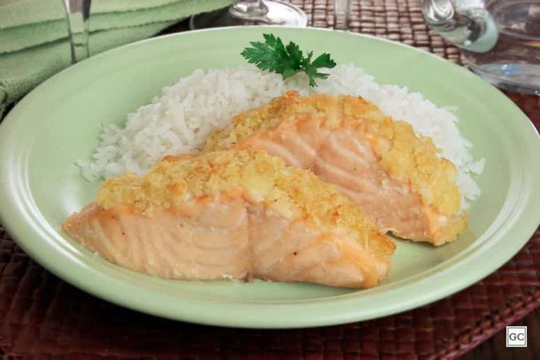 Salmão com crosta de pão e ervas | Foto: Guia da Cozinha