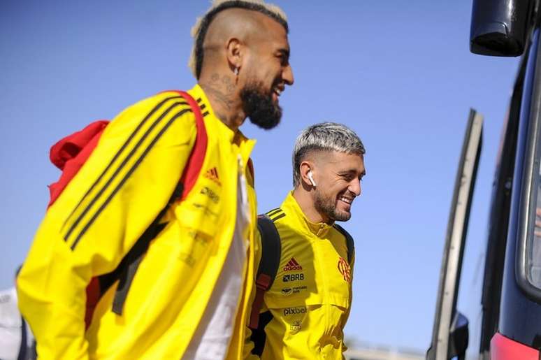 Vidal e Arrascaeta em viagem pelo Flamengo (Foto: Marcelo Cortes/Flamengo)