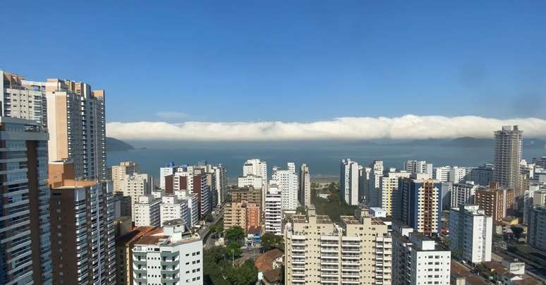 Imagem de nuvem gigante em forma de rolo em Santos (SP)