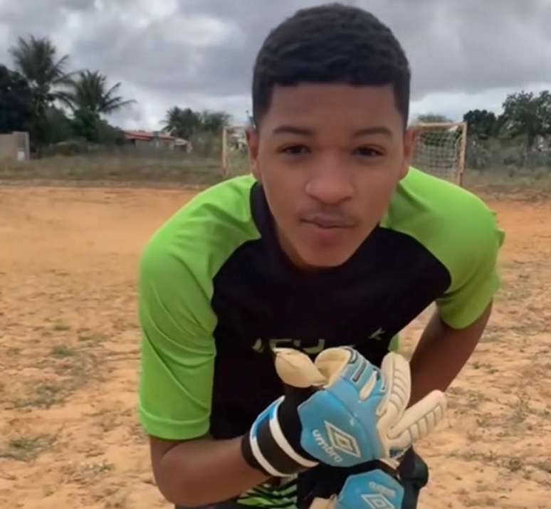 Maycon Silva é conhecido por ser o goleiro do Luva de Pedreiro