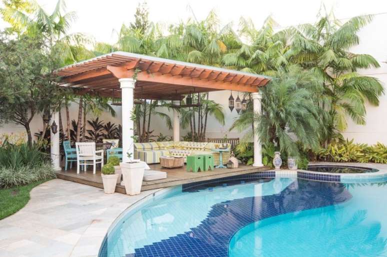 15. Pergolado em frente a piscina e sof&aacute; para &aacute;rea externa de canto &ndash; Foto Piloni Arquitetura