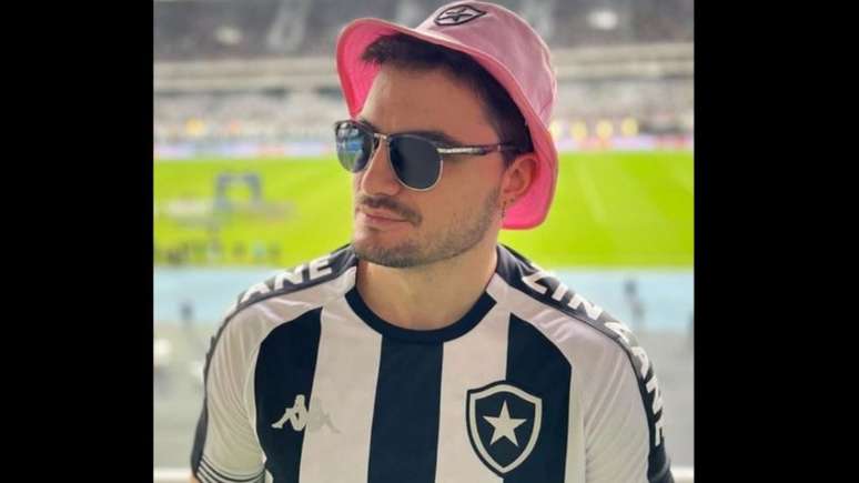 Felipe Neto pede figurinha rara da Copa do Mundo (Reprodução/Instagram)