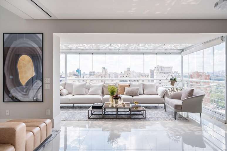 6. Estilo moderno e cores neutras marcam a decoração. Foto: Kadu Lopes