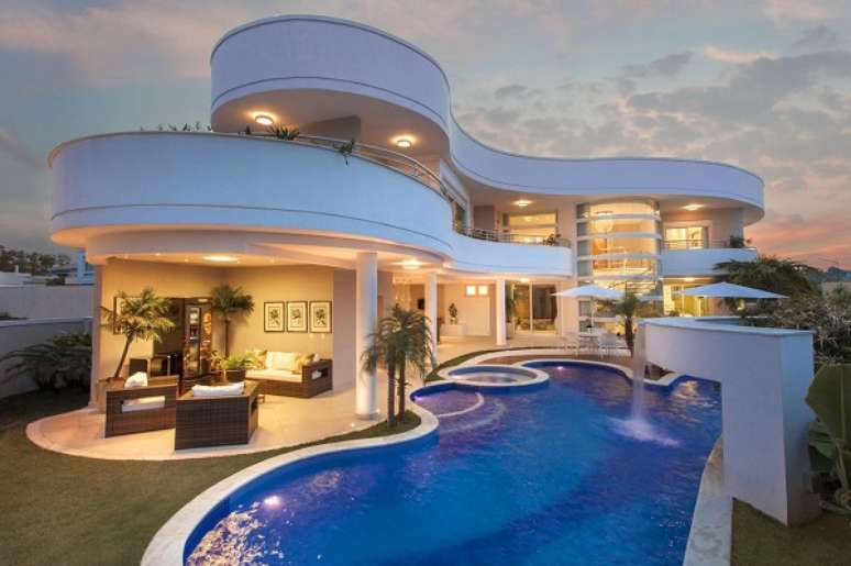 41. Sof&aacute; para &aacute;rea externa de mans&atilde;o &ndash; Foto Iara Kilaris