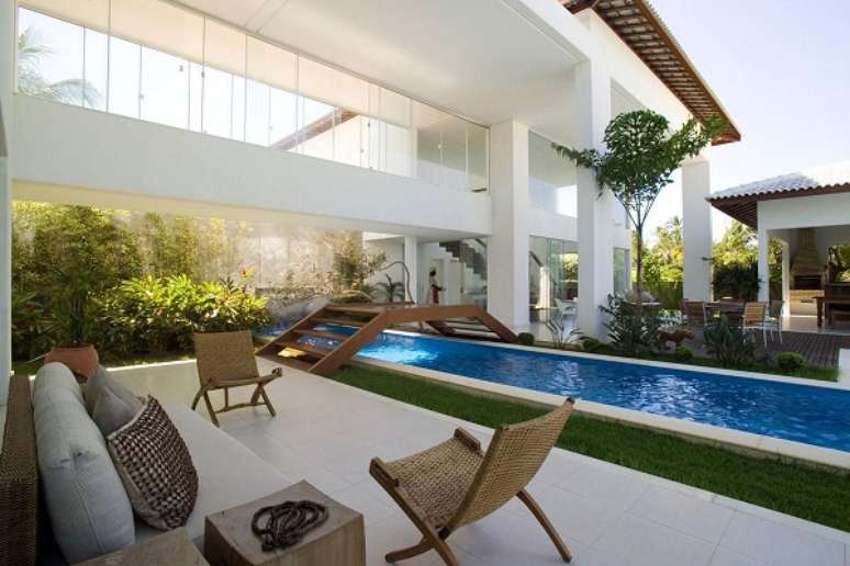 33. Sof&aacute; para &aacute;rea externa com pergolado e piscina &ndash; Foto Ana Maria Vieira Santos