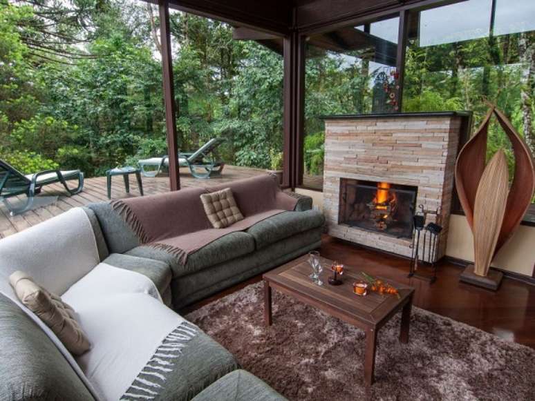 6. &Aacute;rea externa com sof&aacute; com manta perto da lareira &ndash; Foto Pousada Jardim das Montanhas