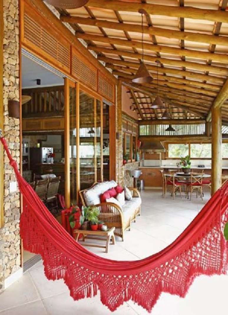 30. Sof&aacute; para &aacute;rea externa com almofada vermelha &ndash; Foto Decor F&aacute;cil