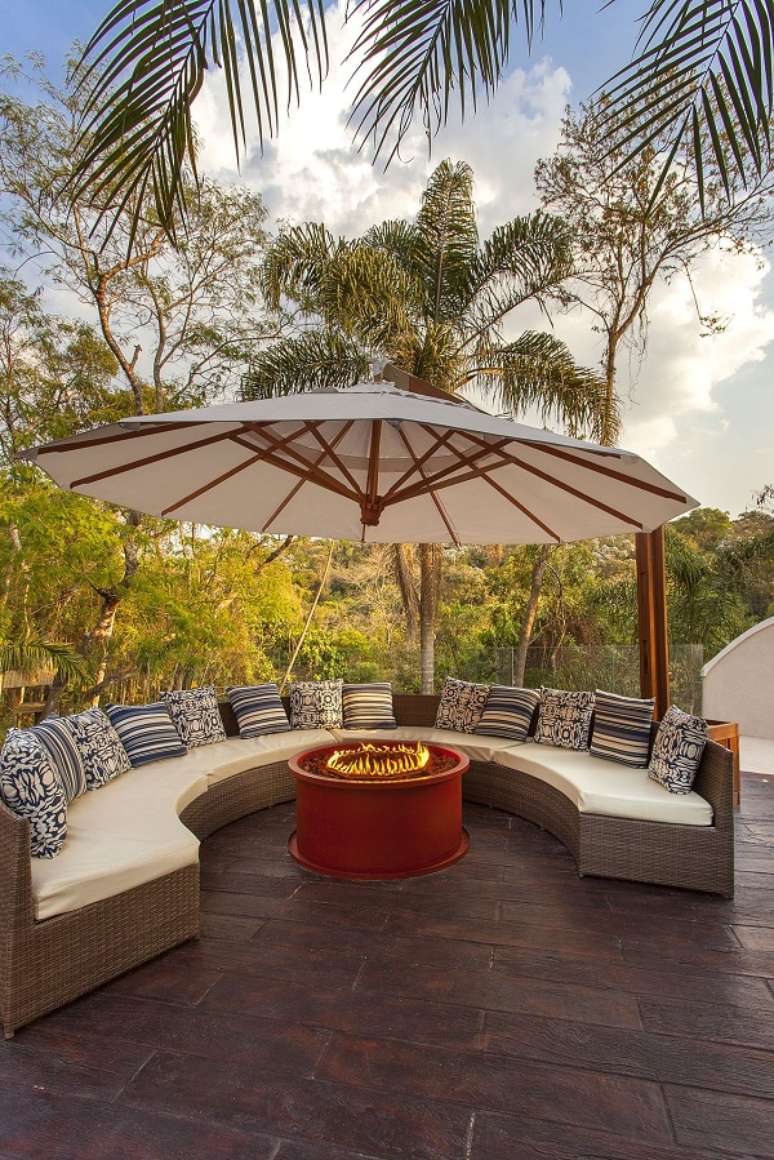 5. Sof&aacute; para &aacute;rea externa curvo &ndash; Foto Iara Kilaris