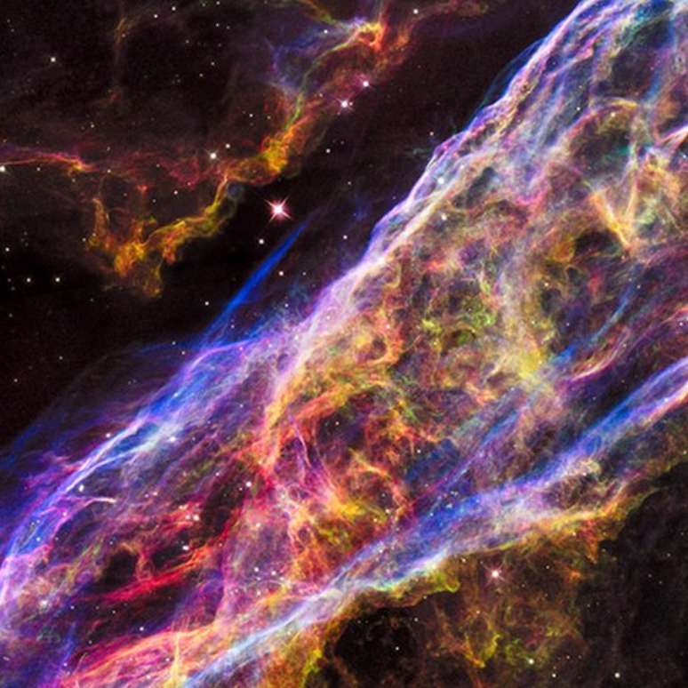 Restos da Nebulosa do V&eacute;u que explodiu cerca de 8 mil anos atr&aacute;s