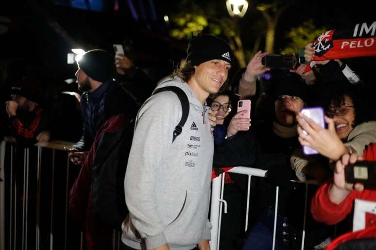 David Luiz parou para atender os torcedores rubro-negros em Buenos Aires (Foto: Gilvan de Souza/Flamengo)