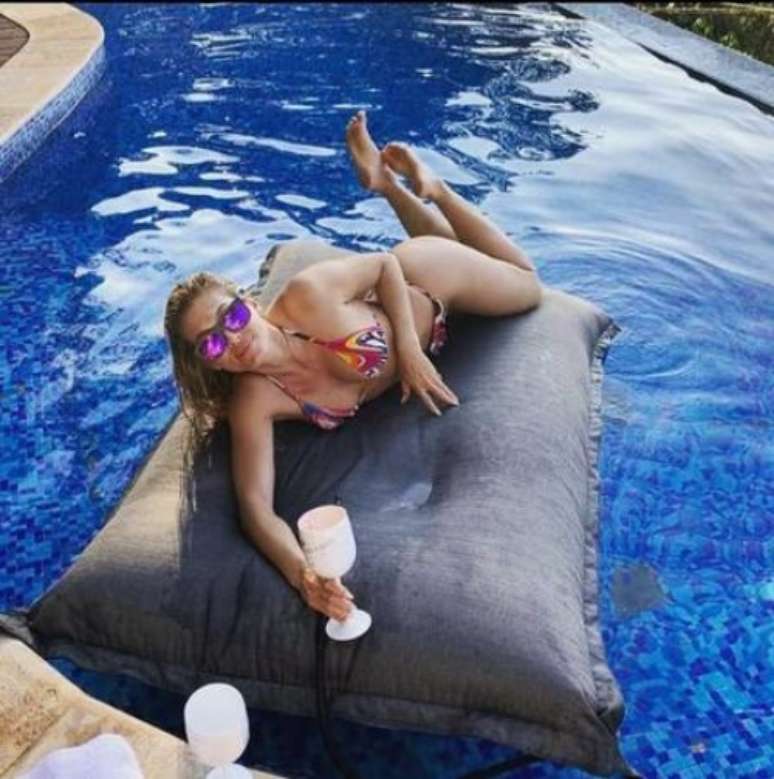 L&iacute;via na piscina &ndash;