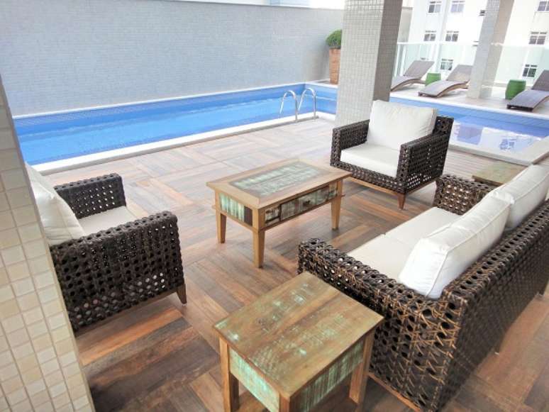 35. Sof&aacute; para &aacute;rea externa com poltronas e mesa de centro de madeira &ndash; Foto Gabriela Harde