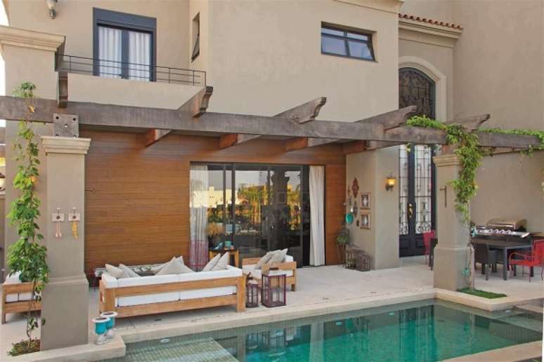 34. Sof&aacute; para &aacute;rea externa com piscina e pergolado de madeira &ndash; Foto Fernando Roma