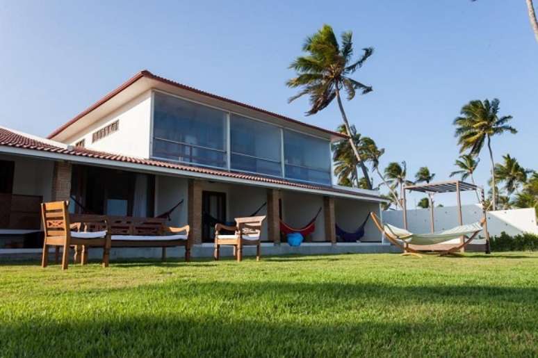38. Sof&aacute; para &aacute;rea externa de madeira com cadeiras &ndash; Foto Gabriel Magalhaes e Luiz Claudio Souza Arquitetos