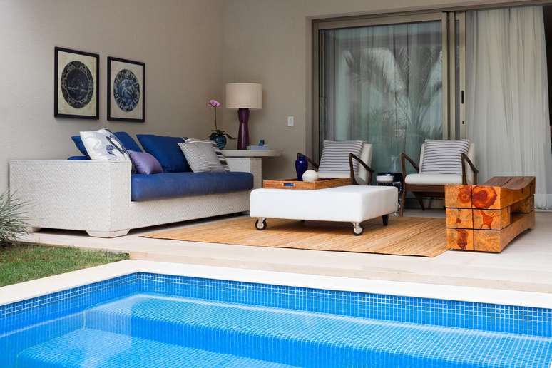 29. Sof&aacute; para &aacute;rea externa branca &ndash; Foto Marilia Veiga Interiores