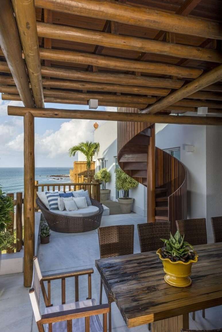 47. Sof&aacute; redondo para &aacute;rea externa e m&oacute;veis de madeira &ndash; Foto Renato Teles Arquitetura