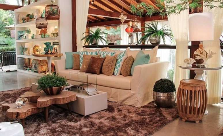 8. Decora&ccedil;&atilde;o de casas rusticas modernas com sof&aacute; para &aacute;rea externa na varanda coberta &ndash; Foto Quitette e Faria