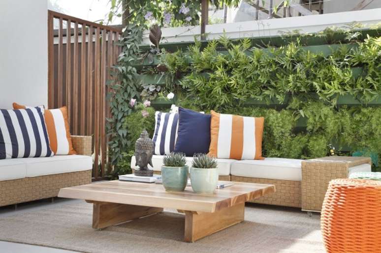 32. Sof&aacute; para &aacute;rea externa com jardim vertical na decora&ccedil;&atilde;o &ndash; Foto Angela Meza