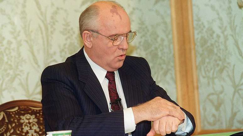 Mikhail Gorbachev, que morreu nesta terça-feira, consultando seu relógio antes do discurso televisionado em que anunciou sua renúncia em 25 de dezembro de 1991