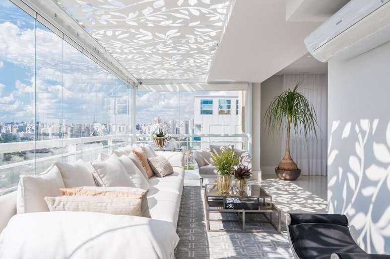 7. A luz natural invade o ambiente e se torna protagonista na decoração. Foto: Kadu Lopes