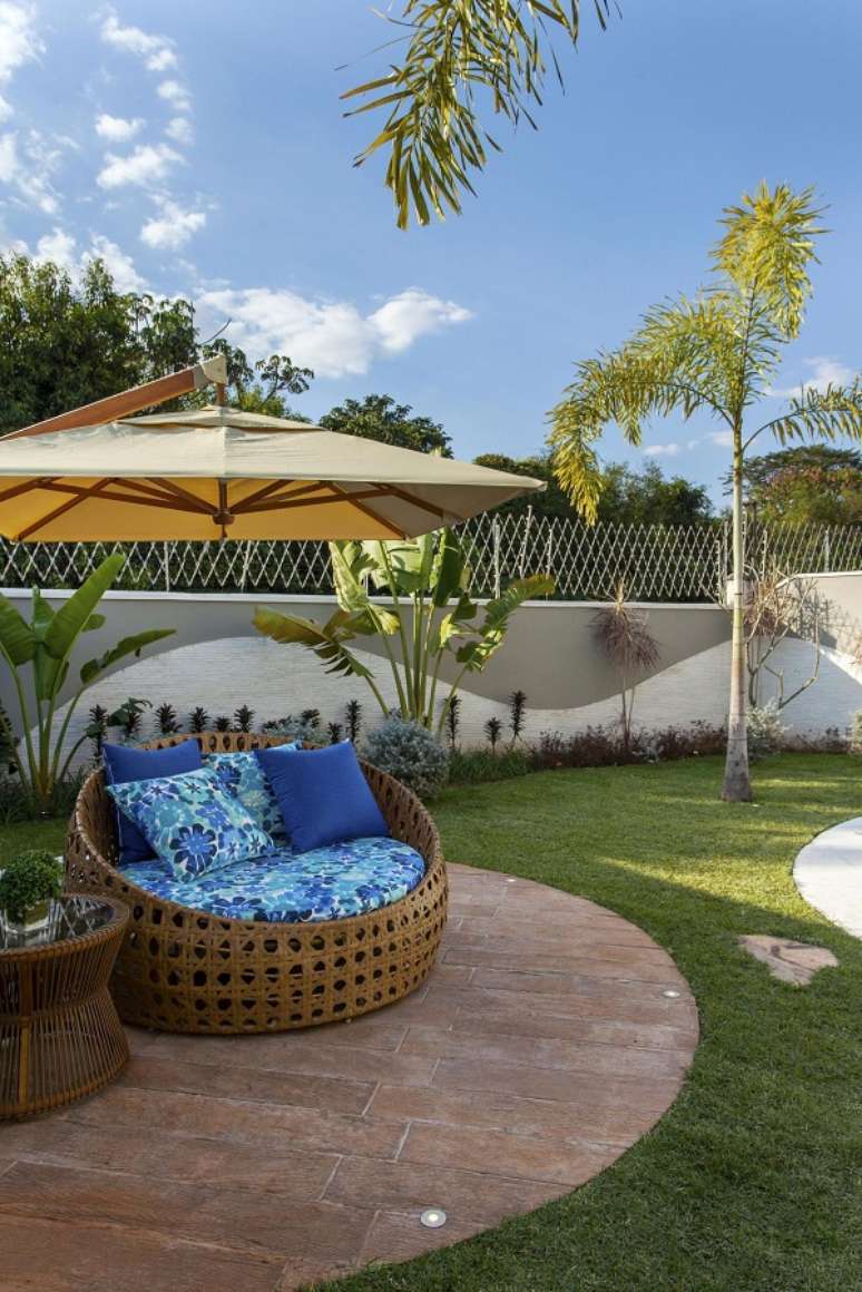 24. Quintal com sof&aacute; redondo para &aacute;rea externa &ndash; Foto Aquiles Nicolas Kilaris