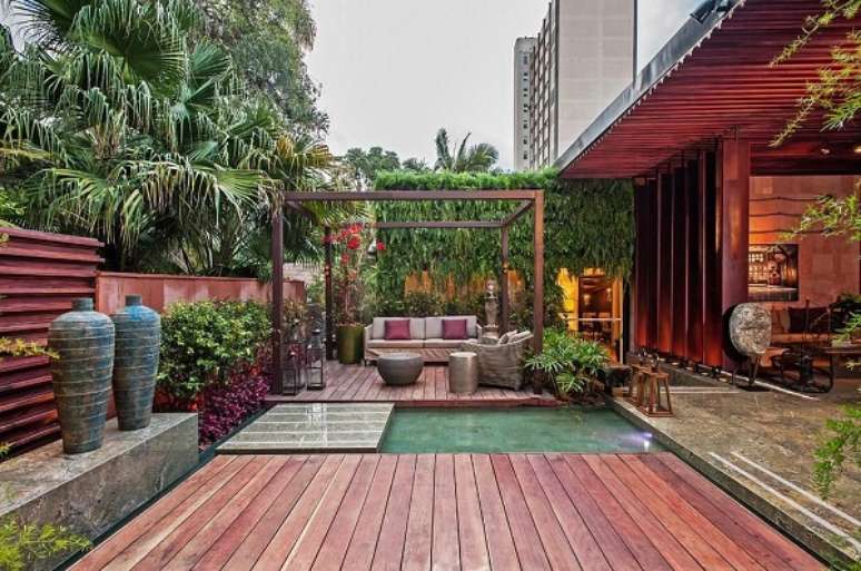 13. Pergolado com sof&aacute; para &aacute;rea externa &ndash; Foto Elmor Arquitetura