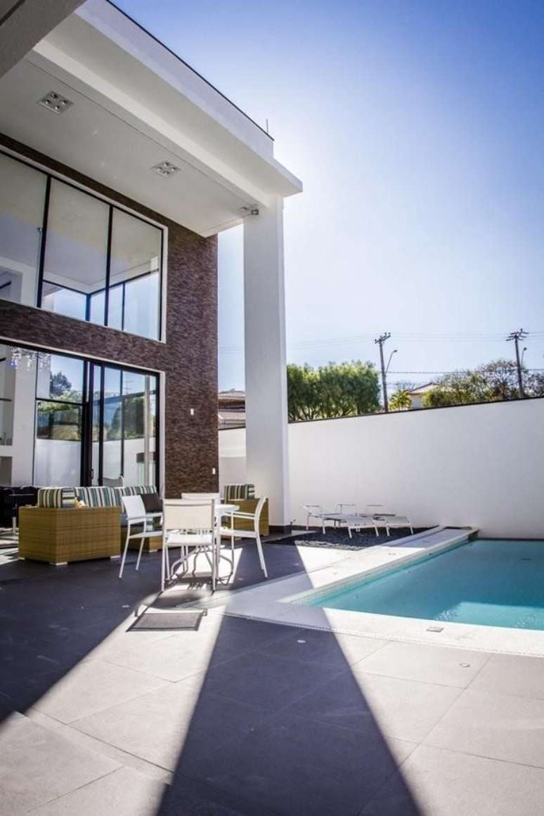 46. Sof&aacute; para &aacute;rea externa rustico com cadeiras para piscina &ndash; Foto Haus Arquitetura