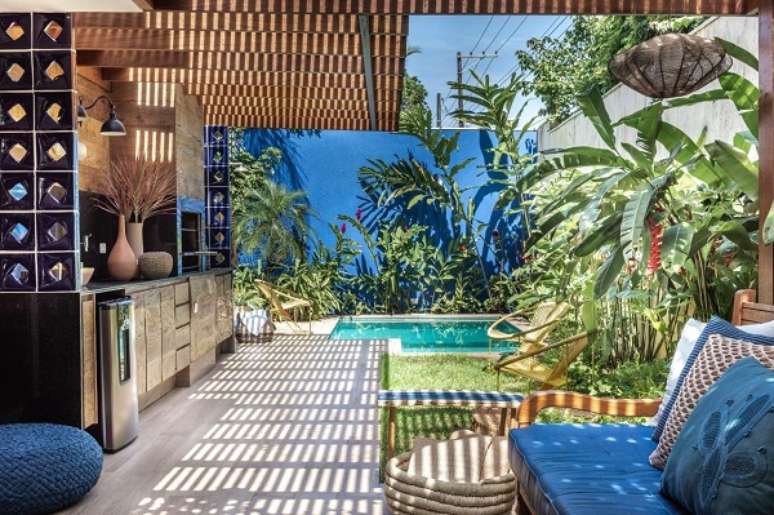 9. Folhagem para jardim com m&oacute;veis e sof&aacute;s para &aacute;rea externa na cor azul &ndash; Foto Beatriz Quinelato