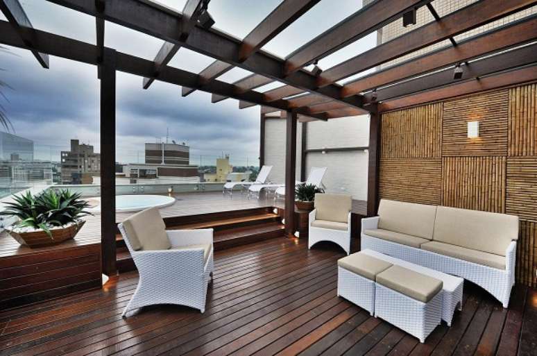 21. Quintal com sof&aacute; para &aacute;rea externa e bambu ornamental &ndash; Foto Renovart Hugar