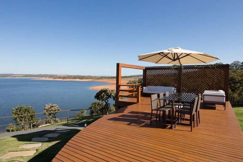 44. Sof&aacute; para &aacute;rea externa no deck de madeira &ndash; Foto Mutabile Arquitetura