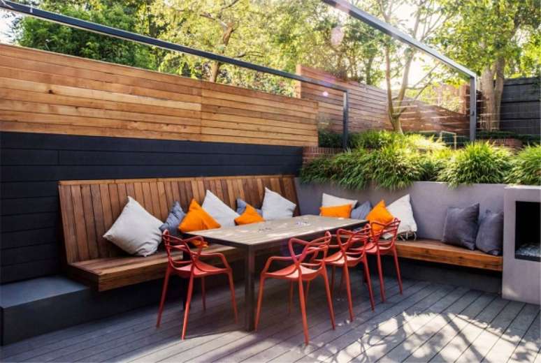 12. Jardim no quintal de casa com cantinho alem&atilde;o de madeira e sof&aacute; para &aacute;rea externa &ndash; Foto Liv Decora