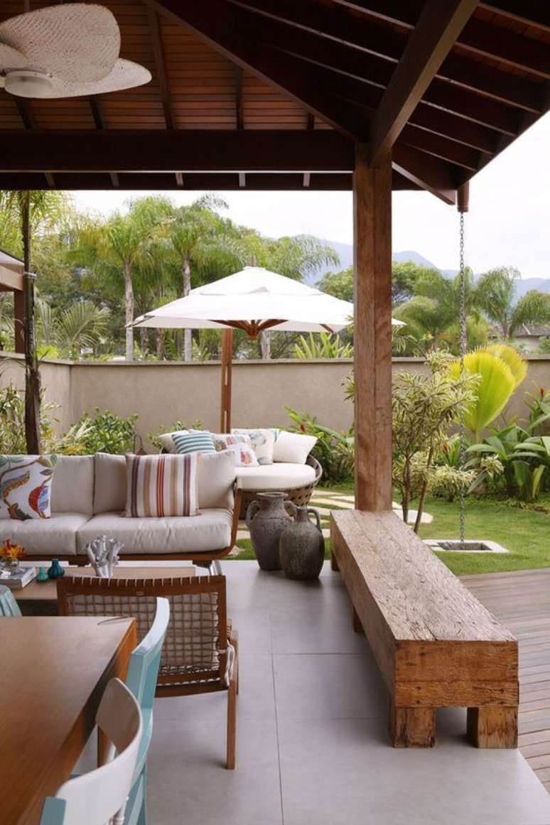 40. Sof&aacute; para &aacute;rea externa de madeira &ndash; Foto Cavalus