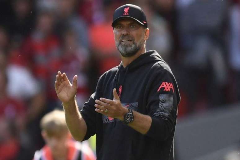 Klopp anunciou recentemente busca por meio-campista no mercado (Foto: OLI SCARFF / AFP)