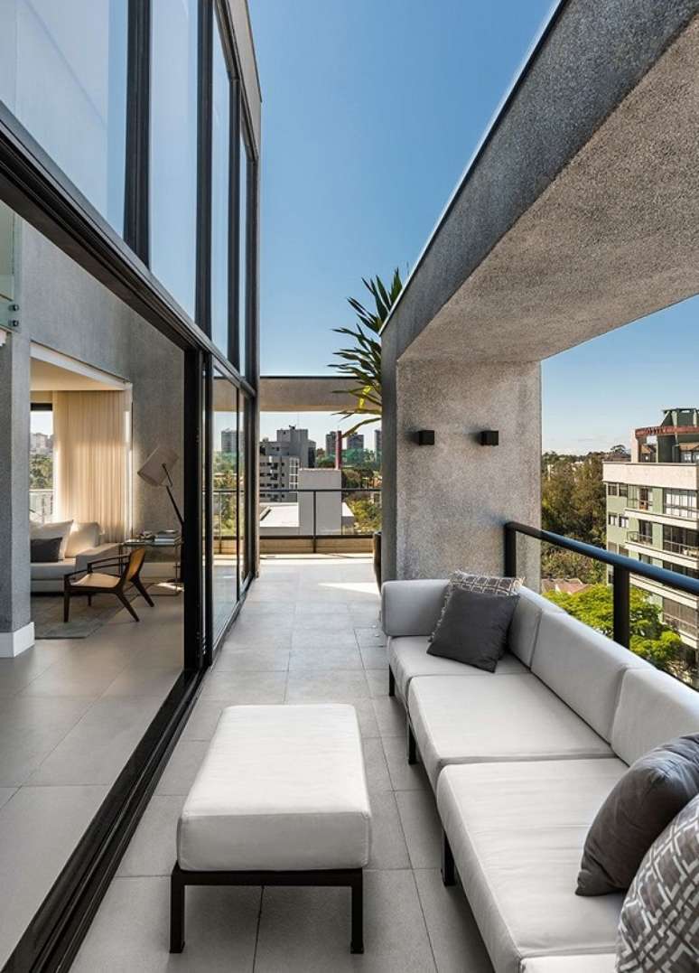 37. Sof&aacute; para &aacute;rea externa de casa moderna &ndash; Foto Leonardo Muller