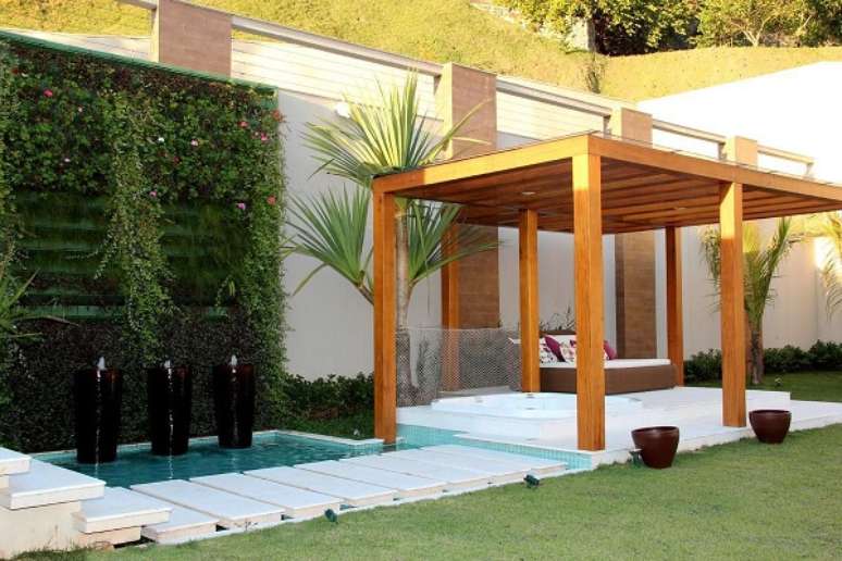 14. Pergolado de madeira com sof&aacute; para &aacute;rea externa &ndash; Foto Leonice Alves