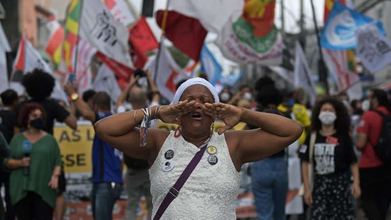 Imagem mostra mulher negra gritando em manifestação.