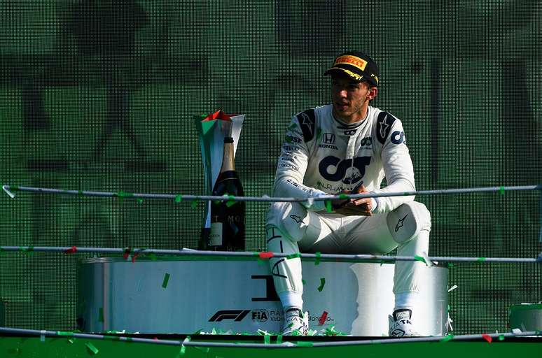 Pierre Gasly no p&oacute;dio do GP da It&aacute;lia de 2020. Lugar de franc&ecirc;s &eacute; em equipe francesa?
