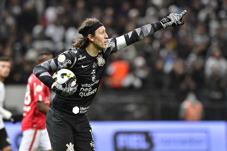 Cássio é decisivo, Corinthians sofre, mas derrota Bragantino pelo Brasileirão