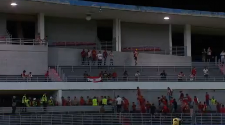 Torcedores do Náutico deixam as arquibancadas após confusão no estádio Rei Pelé (Foto: Reprodução/SporTV)