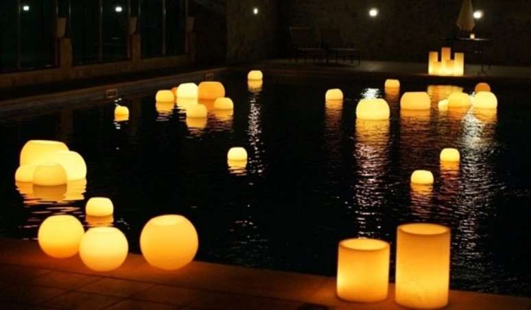 27. Como fazer velas: as velas flutuantes podem ser usadas na piscina da &aacute;rea externa. Fonte: Decorando Casas