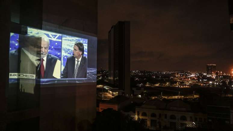 Em crítica a Bolsonaro, Lula disse durante debate: "hoje, qualquer coisinha é sigilo de 100 anos"