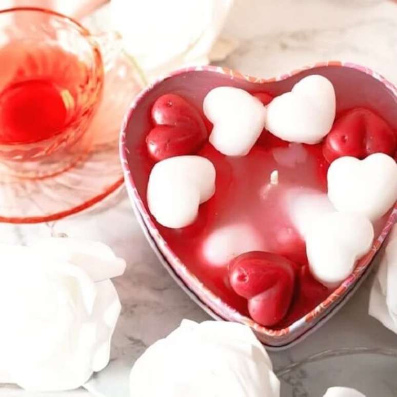 55. Como fazer velas: decora&ccedil;&atilde;o rom&acirc;ntica feita com velas personalizadas. Fonte: Authier Velas Y Aromas