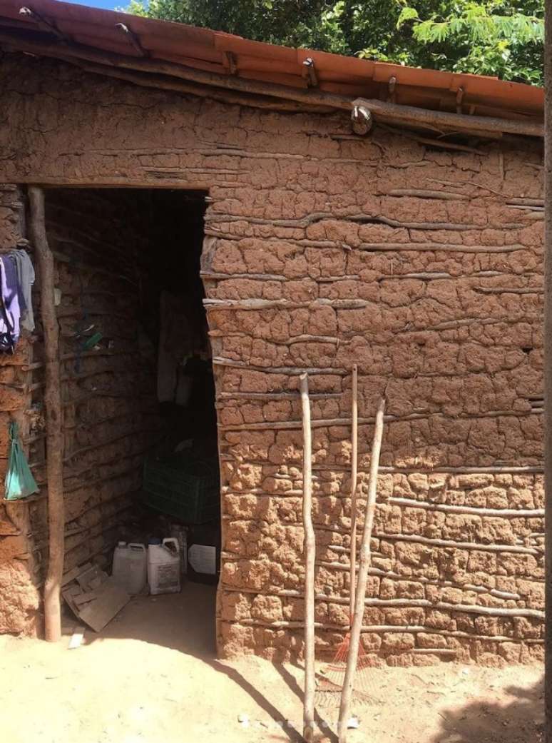 Casa de pau a pique de Samara no Cear&aacute; 