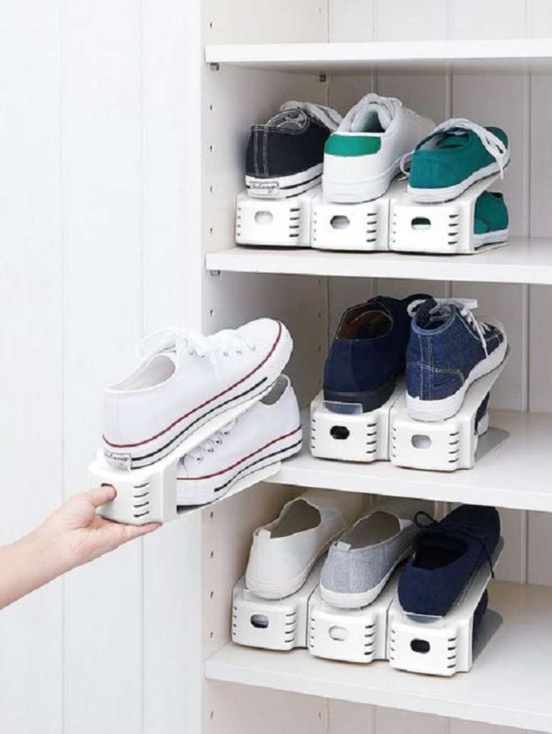28. Organizador de sapatos na sapateira de madeira simples &ndash; Foto Melanie Lissack Interiors