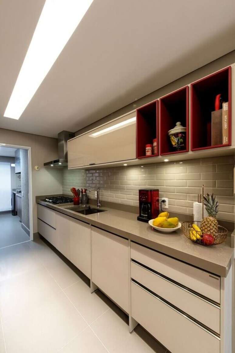 80. Nichos vermelhos para decora&ccedil;&atilde;o de cozinha completa luxo em cores neutras &ndash; Foto: 2MArquitetura Arquitetura e Interiores