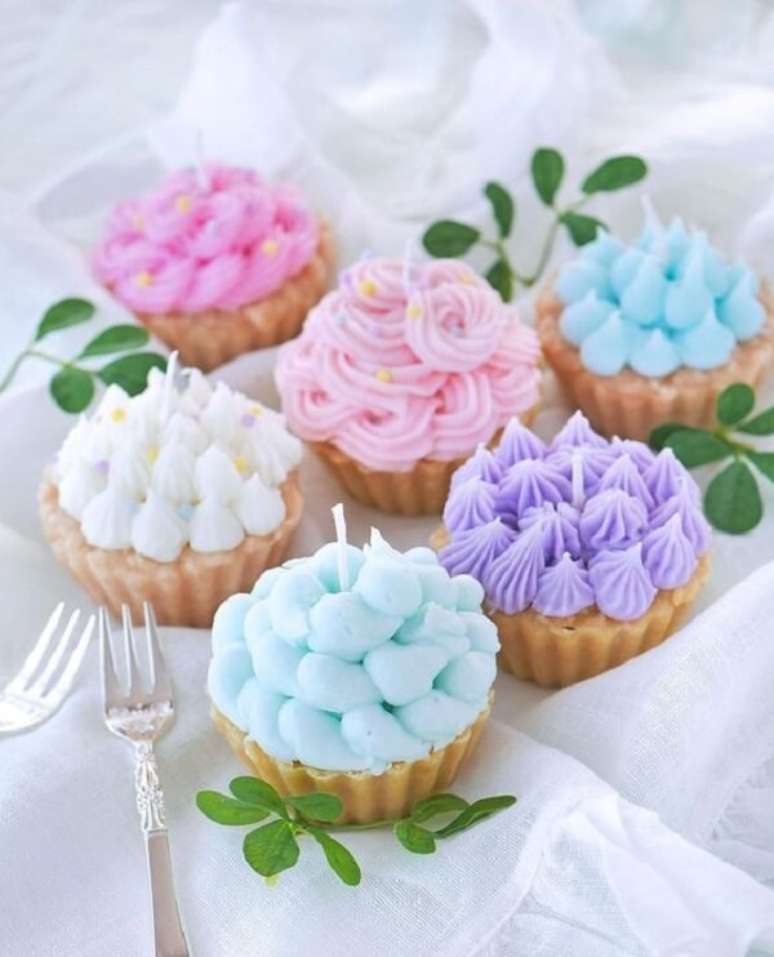 26. Como fazer velas: se inspire nessas velas decorativas que parecem doces. Fonte: Mahalo con Amor