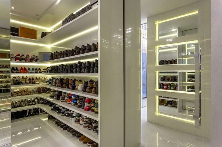 14. Closet com sapateira de madeira grande com ilumina&ccedil;&atilde;o de led &ndash; Foto Iara Kilaris